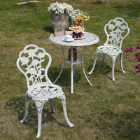 Chaise d'extérieur en aluminium moulé, motif rose sculpté, résistante aux intempéries et à la rouille, dossier ajouré, style vintage européen, blanc, pour atelier