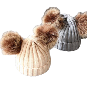 Bonnet tricoté unisexe pour enfants avec double pompon et boules en fourrure, idéal pour l'automne et l'hiver, garde au chaud lors des voyages - Product Image 1