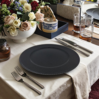Assiette de présentation noire classique de 13 pouces, motif végétal peint à la main, avec vaisselle en plastique pour la décoration de fête