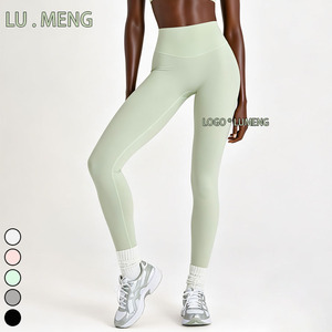 Vêtements athleisure pour femmes : Ensemble de sport doux et <span class=keywords><strong>d</strong></span>écontracté pour la maison, comprenant un mini-short et un <span class=keywords><strong>soutien</strong></span>-<span class=keywords><strong>gorge</strong></span> de yoga à col en V, coloris <span class=keywords><strong>vert</strong></span> sauge et mélange de couleurs. - Product Image 4