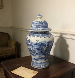 <span class=keywords><strong>Vaso</strong></span> da pavimento in ceramica grande, alto 60 <span class=keywords><strong>cm</strong></span>, blu e bianco, con coperchio, con decorazioni orientali di paesaggi. - Product Image 3