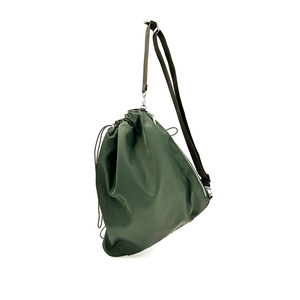 Bolso cruzado Eden verde cetrero con cremallera lateral de fácil acceso y correa de nailon desmontable para mayor versatilidad - Product Image 5