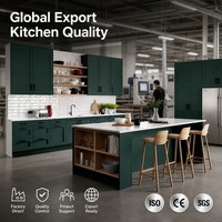 Meuble de cuisine modulaire vert foncé en acier inoxydable style Shaker, îlot moderne avec comptoir en marbre, évier, robinet et étagères ouvertes – Mobilier B2B