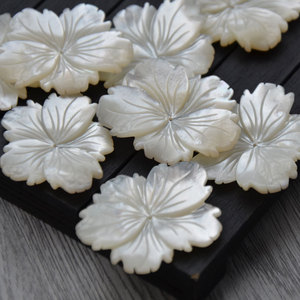 Pendentif fleur en nacre blanche naturelle, 40-42mm, breloque sculptée à cinq pétales pour accessoires de boucles d'oreilles DIY - Product Image 1