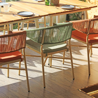 Chaise de salle à manger en rotin naturel tissé en métal aluminium durable Design moderne pour une utilisation en extérieur dans le restaurant, le café, le patio et le jardin.