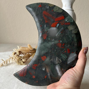 Venta al por mayor de esculturas de piedra natural pulida a mano con diseño de luna de piedra de sangre africana, regalo para el hogar u oficina - Product Image 1