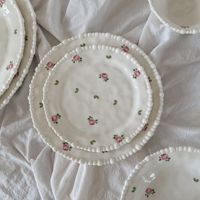 Service de table en céramique à motif floral rose vintage français, les bords sont décorés de perles au design créatif pour mariage, hôtel, maison