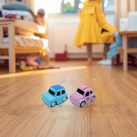Quatre adorables modèles de voitures en plastique à rétrofriction de l'usine : Taxi, Bus scolaire, Voiture vintage. Figurines décoratives parfaites.