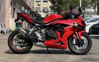Moto sportive haute performance QJMOTOR Rac800 800cc à quatre cylindres en ligne, vitesse maximale de 260 km/h, adaptée à la conduite à grande vitesse