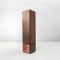 Trophée personnalisé en bois massif avec accents métalliques, résistant aux UV, pour récompenser les employés exceptionnels annuellement