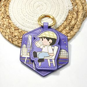 Porte-clés en cuir avec clip magnétique pour chapeau et support à lunettes, design personnalisé, couleur violette avec scène urbaine et personnage de dessin animé - Product Image 1