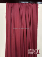 Rideaux de fond de scène pour mariage à prix spécial. Décoration de mariage avec des rideaux de scène romantiques en soie glacée.