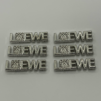 Étiquettes métalliques personnalisées en argent poli anti-corrosion 3D en relief pour vêtements, sacs, chapeaux, chaussettes, lingerie, gants