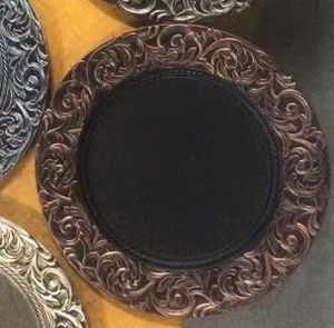 Assiettes de chargeur réutilisables baroques en plastique blanc noir vintage de luxe de 13 ''avec bord doré floral pour la décoration de mariage de fête d'événement - Product Image 6