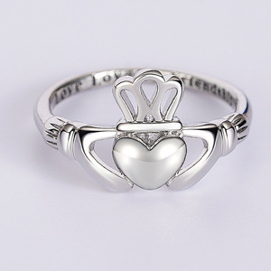 Anello a Cuore Cavo con Design a Lettera, Gioiello Statement in Metallo alla Moda per Donne - Product Image 2