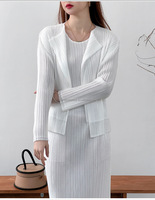 Nouvelle collection automne du fabricant : costumes, robes et chemisiers pour femmes, ensembles deux pièces plissés style Issey Miyake et en maille.