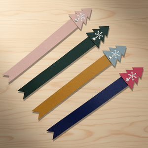 Marcapáginas Navideño para Regalo de Profesoras Lectoras, Bonito Marcapáginas con Forma de Árbol de Navidad, Regalos para Mujeres, Marcapáginas de Cuero con Forma de Manzana Roja - Product Image 4