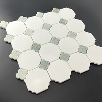Carreaux de mosaïque muraux cannelés de couleur blanche en pierre de marbre naturelle personnalisée pour la salle de bain d'hôtel