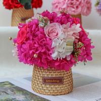 Roses Éternelles Lovebay sur Table, Fleurs Préservées en Panier de Bambou, Roses Stabilisées Durables pour Décoration d'Intérieur
