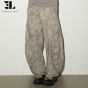Pantalones Vaqueros Anchos de Mezclilla con Estampado de Leopardo, Estilo Desgastado, de LARSUR Custom Denim Factory, para Mujer - Product Image 1