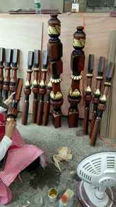 Rampe d'escalier en bois de chêne rose de style américain antique pour hall d'<span class=keywords><strong>hôtel</strong></span>, escalier incurvé sculpté en bois, marches d'escalier en acajou pour villa - Product Image 3