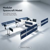 Maquette d'assemblage de station spatiale, modèle 3D, capsules blanches, connecteurs noirs, panneaux solaires bleus, structure modulaire, hôtel