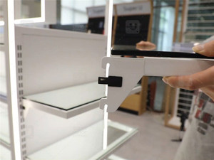 Kệ Trưng Bày Chăm Sóc Da Led Dạ Quang Thời Trang Kệ Kính Kim Loại Màu Trắng Tùy Chỉnh Có Thể Điều Chỉnh Giá Trưng Bày Mỹ Phẩm Cho Sản Phẩm Sức Khỏe - Product Image 4