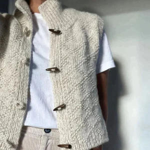 シンプルなヴィンテージスタイル白いニットノースリーブベストボタン装飾付きシングルブレストクロージャー冬のファッション - Product Image 1