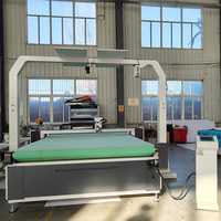 Machine automatique de découpe et de couture pour housses de siège auto, avec couteau vibrant et courroie de transport, pour tapis et moquettes, dotée d'un noyau à roulement d'engrenage
