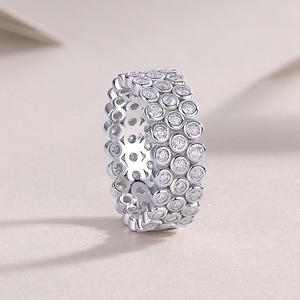 Anello Impilabile Scintillante Rotondo per Donne, Gioiello da Dito in Stile Urbano e da Ufficio - Product Image 1