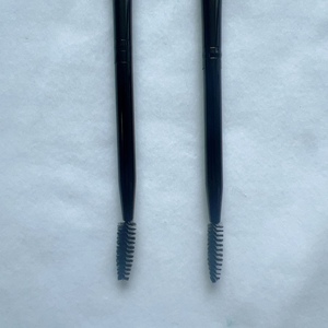 Spazzola ecologica super morbida in legno a doppia punta per ciglia, eyeliner e ombretto - Product Image 1