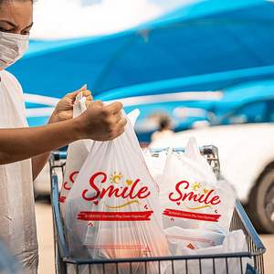 Sacs de courses en plastique PE biodégradable White Smile avec poignées, personnalisation par marquage à chaud pour la vente en gros et les petites entreprises - Product Image 4
