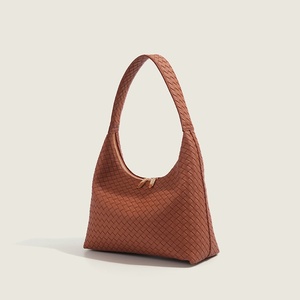 Sac fourre-tout en PU tissé grande capacité pour femme, fermeture éclair, doublure en polyester, polyvalent, luxe léger, toutes saisons, pour les trajets quotidiens - Product Image 3