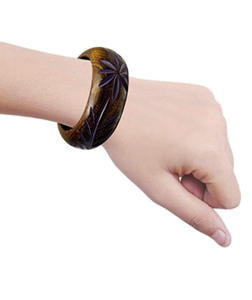 Brazalete de madera natural hecho a mano para mostrar los granos profundos y adornado con tallados florales en color dorado. Pulseras hechas a mano para mujer. - Product Image 2