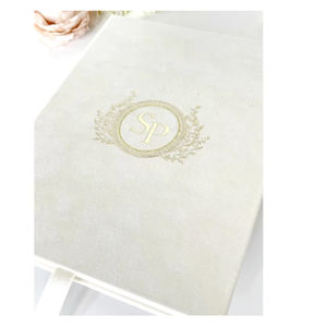 <span class=keywords><strong>Caja</strong></span> personalizada <span class=keywords><strong>de</strong></span> terciopelo crema <span class=keywords><strong>de</strong></span> recuerdo con lazo <span class=keywords><strong>de</strong></span> cinta para invitación <span class=keywords><strong>de</strong></span> boda lujosa <span class=keywords><strong>de</strong></span> 5x7, cajas <span class=keywords><strong>de</strong></span> monograma con láminas doradas - Product Image 1