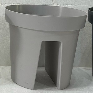 Jardinières de fleurs suspendues de <span class=keywords><strong>balcon</strong></span> extérieur en plastique de haute qualité Pots de plantes suspendus pour main courante - Product Image 2