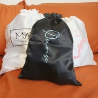 Sac de rangement en satin noir avec cordon de serrage et logo personnalisé pour perruques, mèches de cheveux, cadeaux, bijoux, café, vin, thé, cosmétiques