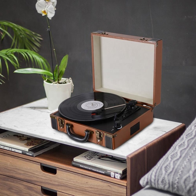 Hot Selling Retro Suitcase Turntable Built-in Speakers 3.5mm AUX/RCA Connectivity Portable Vinyl Player Play Function OEM