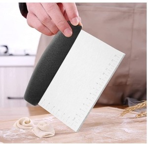 Coupe-pâte/grattoir à poignée noire de 6 pouces en acier inoxydable poignée confortable utilisation polyvalente dans le restaurant, le café, le bakeshop - Product Image 4