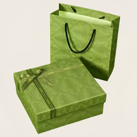 Boîte de papier orange de luxe conception de ruban matériaux recyclés boîte-cadeau de Noël décorative vide pour l'emballage de vêtements gaufrage