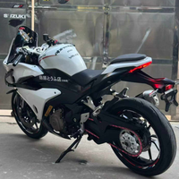 Moto sportive QJMOTOR Race 450 d'occasion, excellent état. Moteur bicylindre refroidi par liquide de 450 cm³, freins ABS et écran TFT.