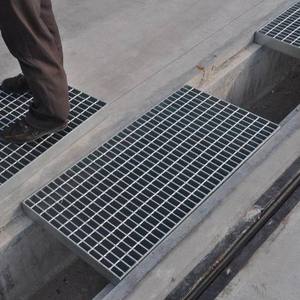Grilles <span class=keywords><strong>rivet</strong></span>ées pour usines chimiques et plateformes robustes - grilles <span class=keywords><strong>rivet</strong></span>ées en <span class=keywords><strong>acier</strong></span> inoxydable et autres grilles métalliques - Product Image 1