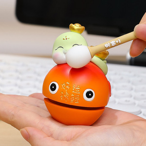 ของเล่นบรรเทาความเครียดรูปสัตว์น่ารักทำจากเรซิ่นและไม้ รูปทรงปลา สำหรับตกแต่งโต๊ะทำงาน ของขวัญปีใหม่จีน ดีไซน์ทรงกลม น้ำหนักเบา - Product Image 1