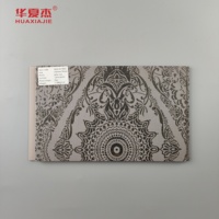 Vente directe d'usine intérieur PVC panneau mural panneau de plafond étanche à l'humidité décoration intérieure pour hôtels caractéristique étanche