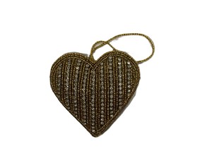 Adorno de pared con forma de corazón de terciopelo hecho a mano, decorado con bordado tradicional Zari, Sudha Pennathur, adorno de corazón rojo. - Product Image 4