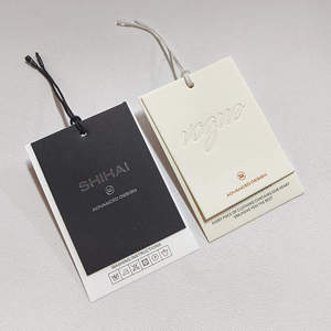 Etiquetas colgantes de papel de PVC de lujo DP15, tabla de tallas personalizada con diseño grabado para marcas de ropa y zapatos, proveedor mayorista OEM - Product Image 1