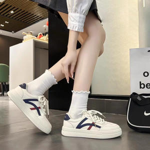 Baskets blanches pour femme, tendance, sportives, décontractées, à lacets, semelle épaisse, color block, confortables, basses, à talon moyen - Product Image 1