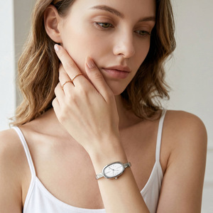 Bracelet ovale rétro GEDI 92005 pour femme, design de montre en or à extrémités ouvertes intégré avec des marquages minimalistes - Product Image 3