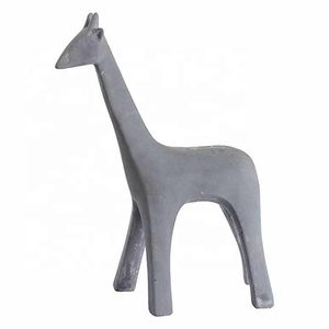 Jirafa de Resina Gris - Product Image 1