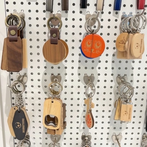 Porte-clés rond en bois gravable au laser, idéal pour les projets de bricolage et les articles promotionnels - Product Image 6